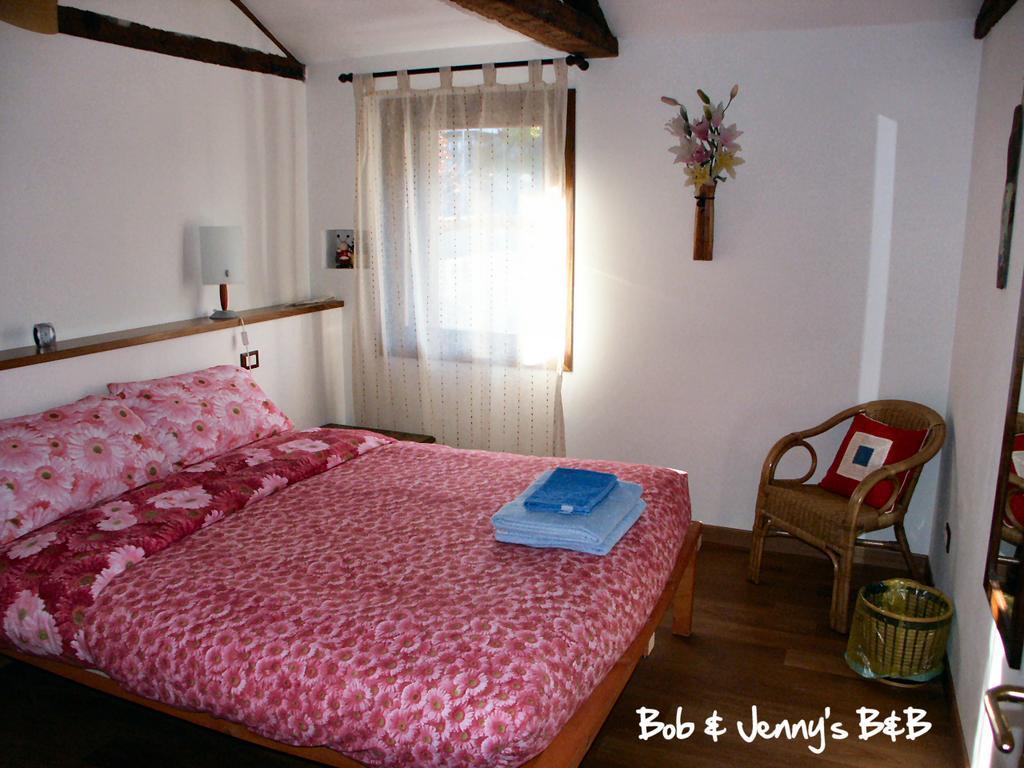Bob And Jenny'S B&B Vicenza Ruang foto